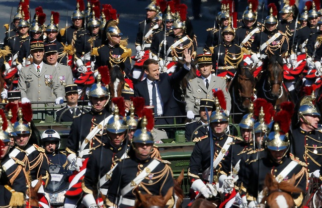 Pháp duyệt binh rầm rộ mừng quốc khánh - 28
Tổng thống Pháp Emmanuel Macron vẫy tay chào công chúng khi đứng cạnh Tổng tham mưu trưởng các lực lượng vũ trang Pháp Pierre de Villiers trên chiếc xe jeep quân sự. (Ảnh: Reuters)