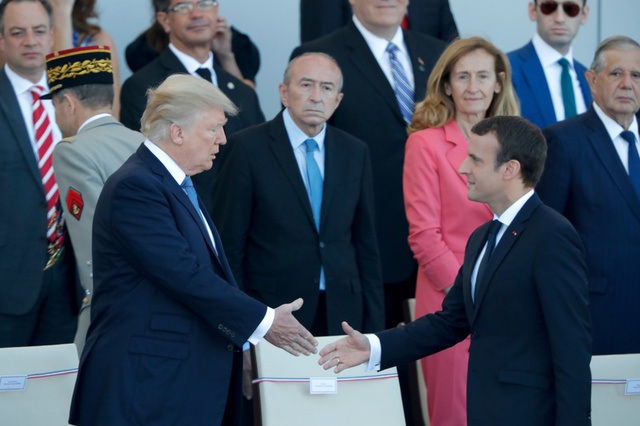 Pháp duyệt binh rầm rộ mừng quốc khánh - 31
Tổng thống Pháp Emmanuel Macron bắt tay Tổng thống Mỹ Donald Trump tại lễ duyệt binh (Ảnh: Reuters)