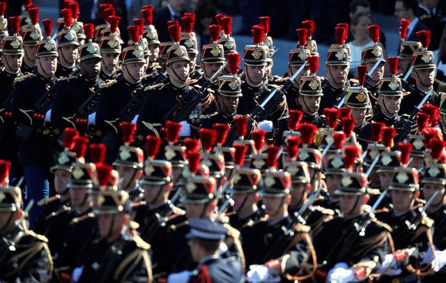 Pháp duyệt binh rầm rộ mừng quốc khánh - 36
(Ảnh: Reuters)