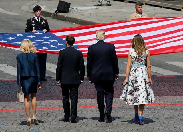 Pháp duyệt binh rầm rộ mừng quốc khánh - 3
Tổng thống Trump, Tổng thống Macron cùng hai Đệ nhất phu nhân nghiêm chào quốc kỳ Mỹ trước khi vợ chồng Tổng thống Trump ra xe chuẩn bị về nước, kết thúc chuyến công du Pháp. (Ảnh: Reuters)