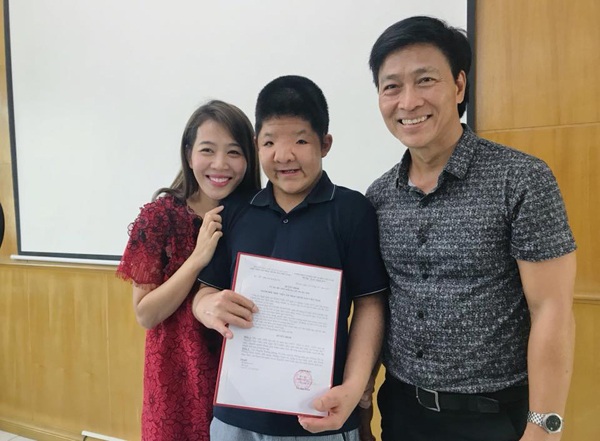 Con trai NSƯT Quốc Tuấn liên tục gạt nước mắt khi thấy bố nghẹn ngào - 2 Đạo diễn Diệp Chi đến chúc mừng Bôm trong buổi lễ nhận học bổng.