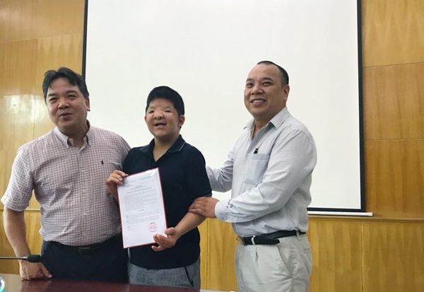 Con trai NSƯT Quốc Tuấn liên tục gạt nước mắt khi thấy bố nghẹn ngào - 1 Nụ cười hạnh phúc của Bôm trong ngày nhận học bổng của nhà trường.