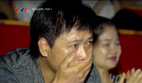Đạo diễn Diệp Chi: “Tôi không dám gọi điện cho anh Quốc Tuấn sau khi phát sóng” - 3 Giọt nước mắt của nam nghệ sỹ Vác tù và hàng tổng khi nhìn thấy con trai bước lên sân khấu.