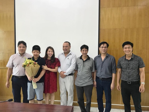 Con trai NSƯT Quốc Tuấn liên tục gạt nước mắt khi thấy bố nghẹn ngào - 3 Đại diện giám hiệu nhà trường, thầy giáo và những người thân đến chúc mừng chiến binh Bôm.