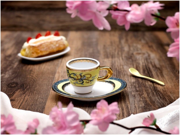 Lý Ngọc Minh - Tổng công trình sư bộ quốc phẩm và quốc yến APEC 2017 - 6 Cà phê Espresso sánh đậm cần một chiếc tách thật dày để giữ nhiệt. Chỉ một vật phẩm nhỏ, cũng lấy của ông vua gốm sứ Việt kha khá thời gian. Tất cả chỉ vì, với ông, “uống là cả một nền văn hóa” và chiếc tách của ông phải tiệm cận và nâng tầm được thức uống có nguồn gốc từ Italia - nơi khởi nguồn của văn hóa châu Âu.