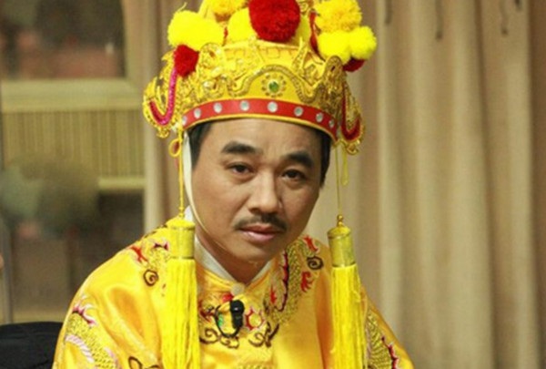 Mẹ “Ngọc Hoàng” Quốc Khánh qua đời trước ngày ghi hình Táo quân - 1
Diễn viên Quốc Khánh - Người nổi tiếng với vai diễn Ngọc Hoàng trong Táo quân. Ảnh: VFC.