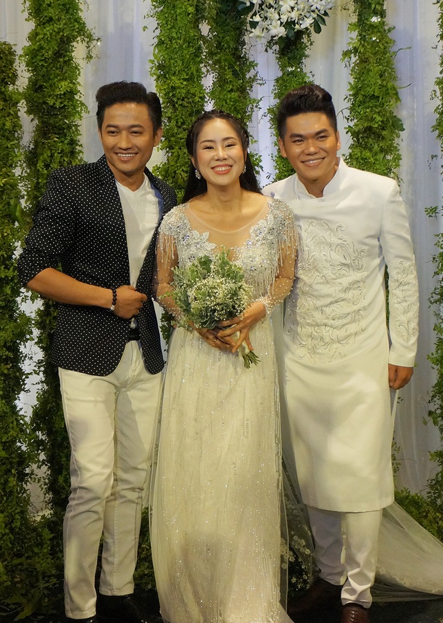 Minh Hà đáp chuyện cưới Chí Nhân; mỹ nhân “lẳng lơ nhất màn ảnh Việt” tiết lộ đời tư - 2 Đánh tan mọi lời đồn đoán trước đó về mối quan hệ của không tốt với Lê Phương, nam diễn viên Quý Bình đã có mặt tham dự đám cưới của Lê Phương tại TPHCM vào ngày 19/08. Đặc biệt, con trai Lê Phương gọi Quý Bình là ba.