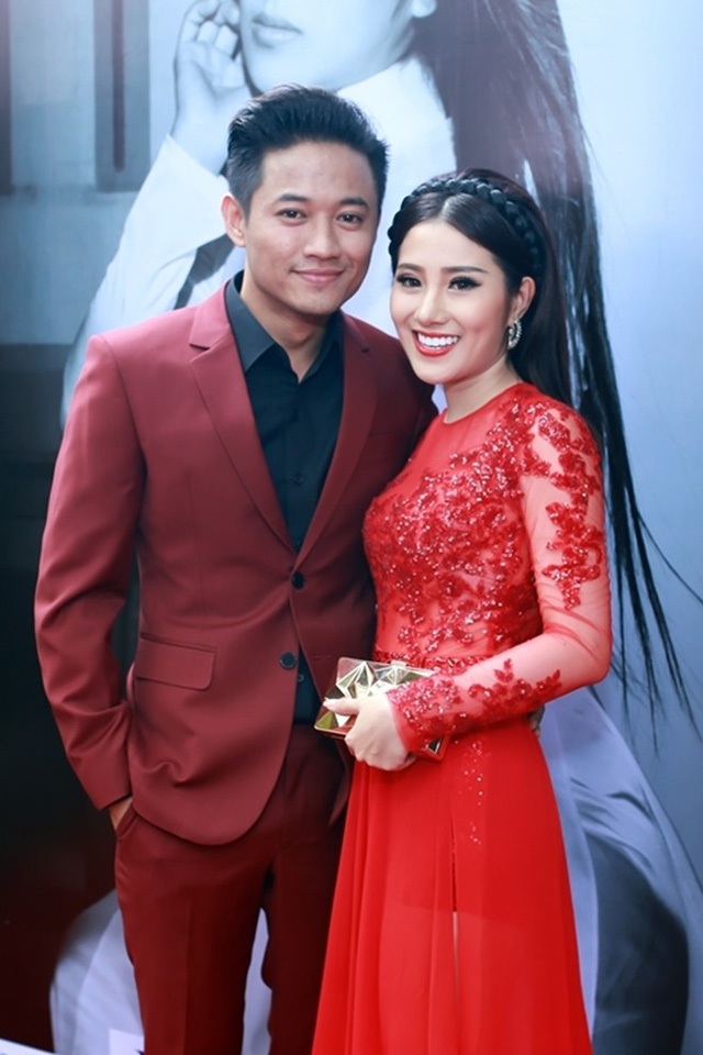 Minh Hà đáp chuyện cưới Chí Nhân; mỹ nhân “lẳng lơ nhất màn ảnh Việt” tiết lộ đời tư - 1 Trong đám cưới của Lê Phương tại Trà Vinh, người ta thấy vắng bóng tình cũ Quý Bình. Có nhiều đồn đoán cho rằng lý do là bởi Quý Bình đang hẹn hò Tố My - Á quân Solo cùng Bolero 2015. Thậm chí, gần đây rộ lên thông tin Quý Bình sẽ có một màn cầu hôn bất ngờ ngay trong sinh nhật của “ngọc nữ Bolero”. Liên hệ trực tiếp với hai nhân vật chính, cả hai phủ nhận tin đồn cầu hôn và khẳng định đây chỉ là một tiết mục được dàn dựng trong một ca khúc song ca.