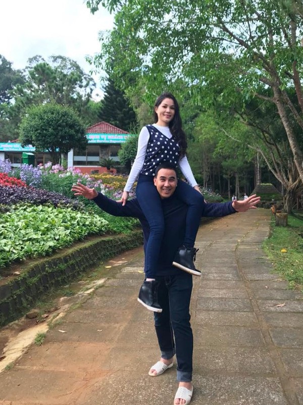 Công Vinh khoe ảnh con gái đã lớn; Đặng Thu Thảo khoe ảnh "tự sướng" - 9 Nghệ sĩ Quyền Linh gây thú vị cho khán giả không ngại mang dép tổ ong và công kênh bà xã lên vai khi chụp hình kỷ niệm, anh chia sẻ hài hước: Chạy đi đâu cho thoát...hahahaha. Hai vợ chồng vô cùng hạnh phúc khi gắn bó với nhau trong cuộc sống từ thời gian khó cho đến hiện tại.