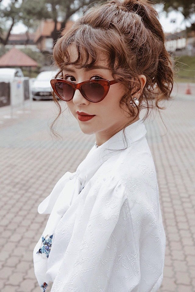 Quỳnh Anh Shyn: Từ nữ sinh trong sáng đến tiểu thư kiêu kỳ quyến rũ - 9 Cô nàng cũng là người dám thử nghiệm nhiều phong cách độc đáo mà ít cô nàng hot girl khác áp dụng. Điển hình là mái tóc xoăn lọn rất dễ khiến con gái trở nên già hơn tuổi này.