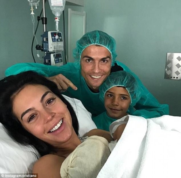 Bạn gái Ronaldo đã sinh con - 1 
Cristiano Ronaldo khoe ảnh bạn gái anh Georgina Rodriguez đã hạ sinh con gái Alana Martina ngày 12/11, hai mẹ con đều rất khỏe mạnh