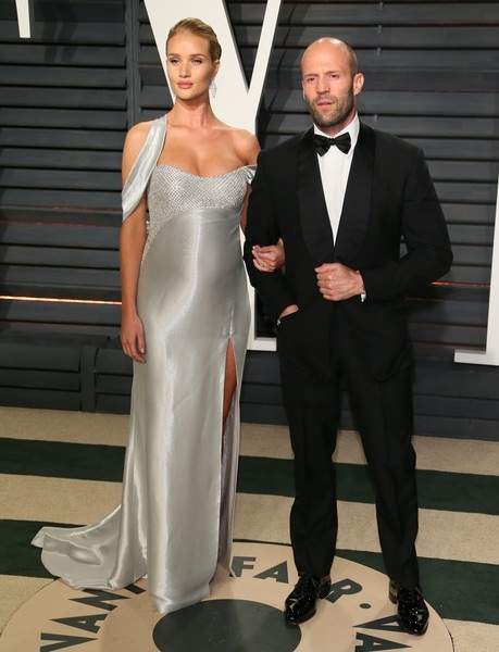 “Người vận chuyển” làm bố lần đầu ở tuổi 50 - 6
Jason Statham hơn bạn gái tới 20 tuổi nhưng trông họ vẫn vô cùng đẹp đôi