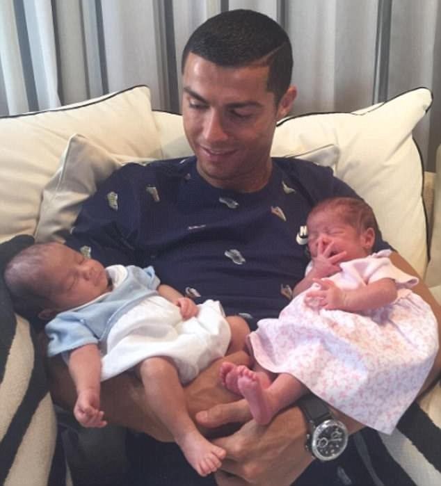 Bạn gái Ronaldo đã sinh con - 4 
Gần đây, hồi tháng 6, Ronaldo còn đón 1 cặp sinh đôi - 1 trai, 1 gái nhờ người mang thai hộ