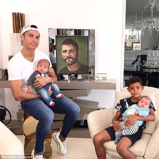 Bạn gái Ronaldo đã sinh con - 6 
Cristiano Ronaldo luôn khao khát có thật nhiều con