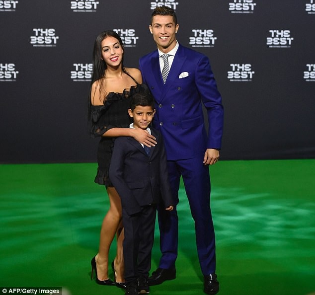 Bạn gái Ronaldo đã sinh con - 7 
Cách đây ít ngày, sao truyền hình Natacha Rodrigues đã tiết lộ cô từng ân ái với danh thủ nổi tiếng hồi tháng 3 vừa qua,khi anh đang hạnh phúc bên Georgina Rodriquez. Natacha tiết lộ, khi ra về, cô được Ronaldo đưa cho 300 Euros để đi taxi. Người đẹp thản nhiên nói,cô mong rằng Ronaldo giờ đã chung thủy hơn với bạn gái của mình.