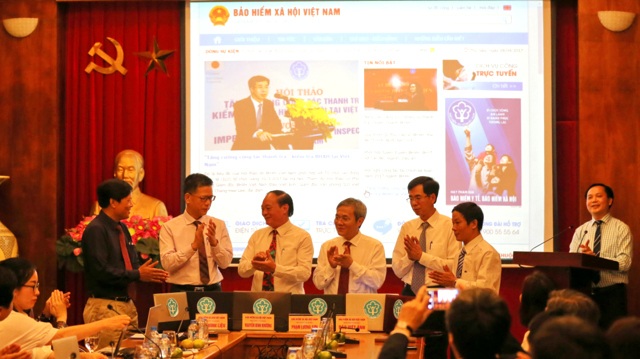 Ra mắt Phiên bản mới Cổng thông tin điện tử về BHXH, BHTN, BHYT - 1
Đại diện BHXH bấm nút ra mắt Phiên bản nâng cấp Cổng thông tin điện tử BHXH VN.