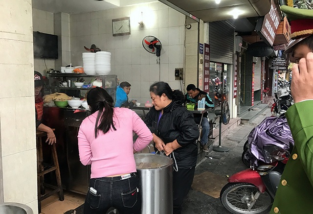 Bí thư Hà Nội: Không cấm người dân kinh doanh trên vỉa hè - 2 Một cửa hàng lấn vỉa hè để kinh doanh, buôn bán được lực lượng chức năng yêu cầu thu dọn đồ đạc vào trong nhà
