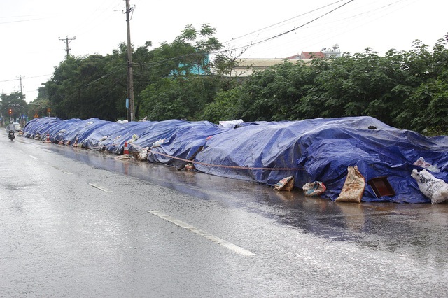 Trưởng công an xã đá văng thau cá và tàu đường sắt trên cao “dàn trận” chờ ngày lăn bánh - 8 Hơn một tháng nay, người dân sống tại thị xã Sơn Tây, Hà Nội phải sống chung với mùi hôi thối, sự ô nhiễm nghiêm trọng khi rác thải không được dọn đi mà tích lại, đắp cao như... núi ngay bên đường, trước cửa nhà và không biết bao giờ mới được dọn đi. (Ảnh: Trần Thanh)
