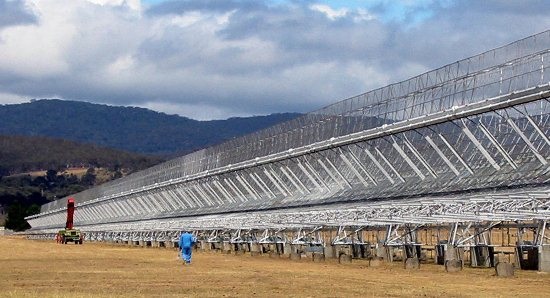 Phát hiện chấn động về bí ẩn sóng phát thanh từ vũ trụ - 1 
Dàn radar của trạm quan sát vũ trụ Molonglo.