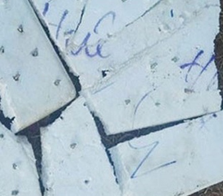 Khởi tố, bắt tạm giam 4 đối tượng rải đinh vít “khủng” trên quốc lộ 37 - 2 Các đối tượng găm đinh vít vào miếng xốp để đánh bẫy cánh xe tải.