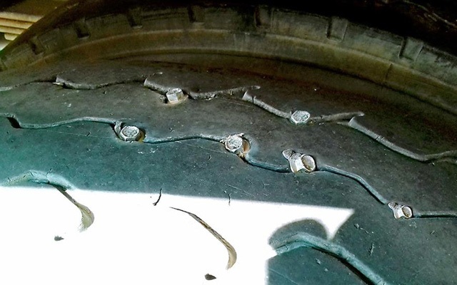 Xe bị dính chi chít đinh trên quốc lộ 37. (Ảnh: Lương Tiến Quyết).