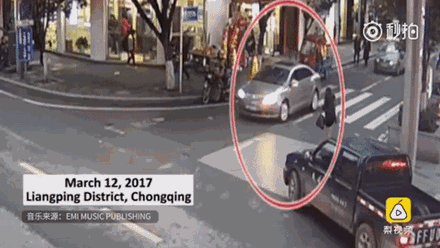 Cô gái vừa đi vừa rải tiền ra đường