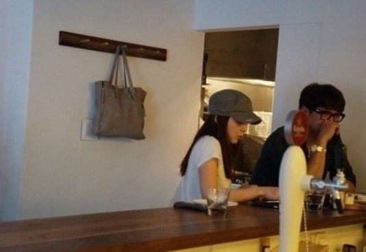 Kim Tae Hee được “ông xã” đưa đi nghỉ trước khi sinh con - 2
Fan cho biết, Kim Tae Hee đang mang thai 7 tháng và đã ra dáng một bà bầu.