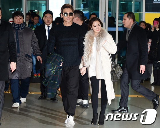 Bi (Rain) và Kim Tae Hee rạng ngời nắm tay nhau tại sân bay sau đám cưới - 13
Sự kết đôi của Kim Tae Hee và Bi (Rain) đã giúp họ trở thành cặp vợ chồng giàu có và quyền lực nhất làng giải trí xứ Hàn hiện tại.