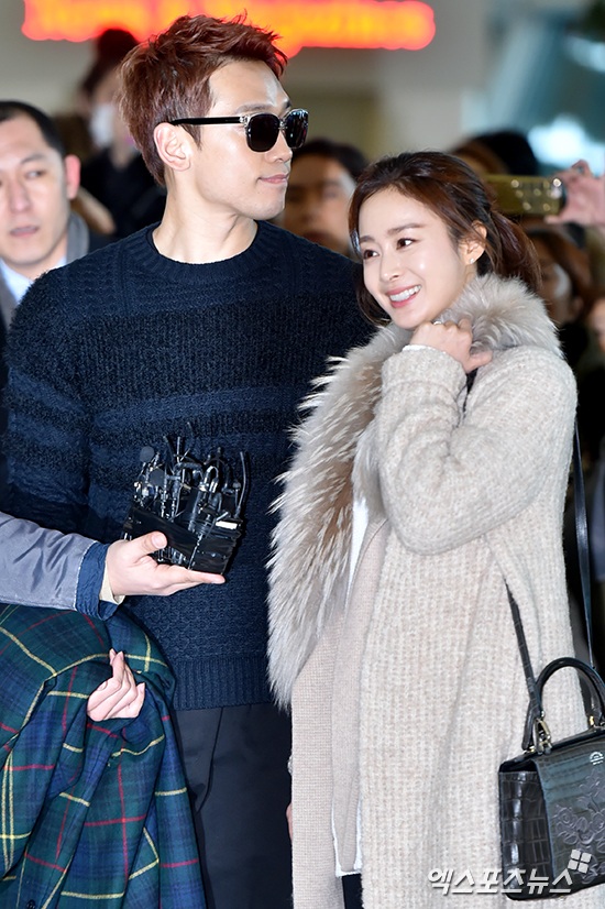 Bi (Rain) và Kim Tae Hee rạng ngời nắm tay nhau tại sân bay sau đám cưới - 12 Bi (Rain) và Kim Tae Hee rạng ngời nắm tay nhau tại sân bay sau đám cưới - 12