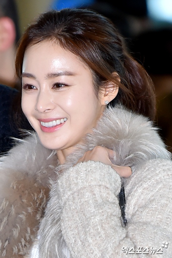 Bi (Rain) và Kim Tae Hee rạng ngời nắm tay nhau tại sân bay sau đám cưới - 11
Trong khi Kim Tae Hee duyên dáng và trẻ trung với gam màu sáng.