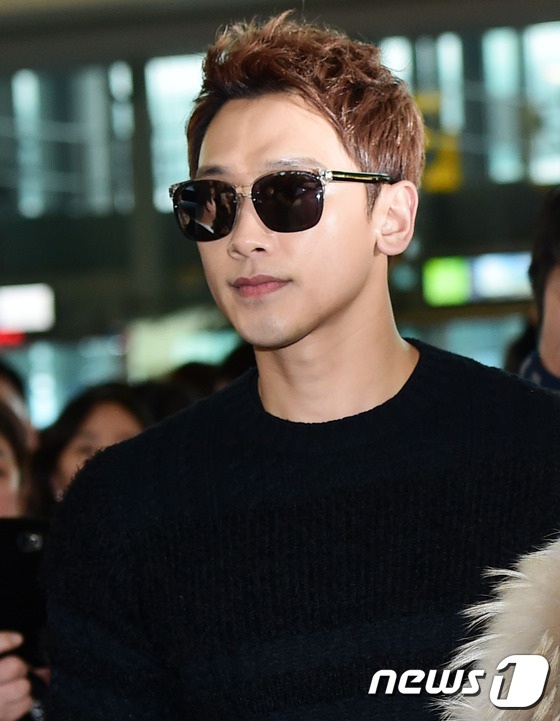 Bi (Rain) và Kim Tae Hee rạng ngời nắm tay nhau tại sân bay sau đám cưới - 10
Bi (Rain) điển trai và phong độ với gam màu đen.