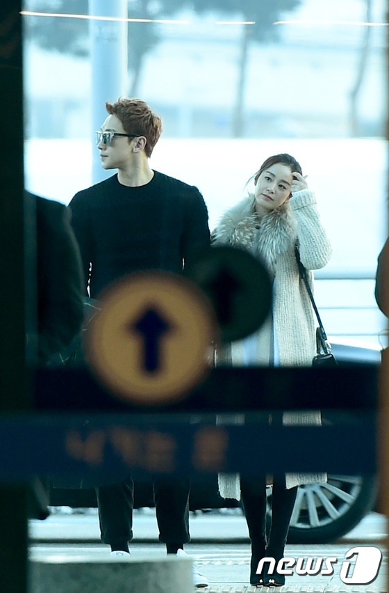 Bi (Rain) và Kim Tae Hee rạng ngời nắm tay nhau tại sân bay sau đám cưới - 9
Được biết, ngay trong buổi gặp gỡ đầu tiên tại phim trường video quảng cáo năm 2012, Kim Tae Hee và Bi (Rain) đã trúng tiếng sét ái tình. Họ không che giấu tình cảm và sự quan tâm đặc biệt dành cho nhau. Không lâu sau gặp gỡ đó, họ trở thành tình nhân.