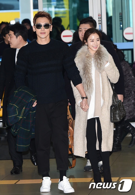 Bi (Rain) và Kim Tae Hee rạng ngời nắm tay nhau tại sân bay sau đám cưới - 8
Bi (Rain) nắm tay vợ thật chặt khi hai người sải bước tại sân bay.