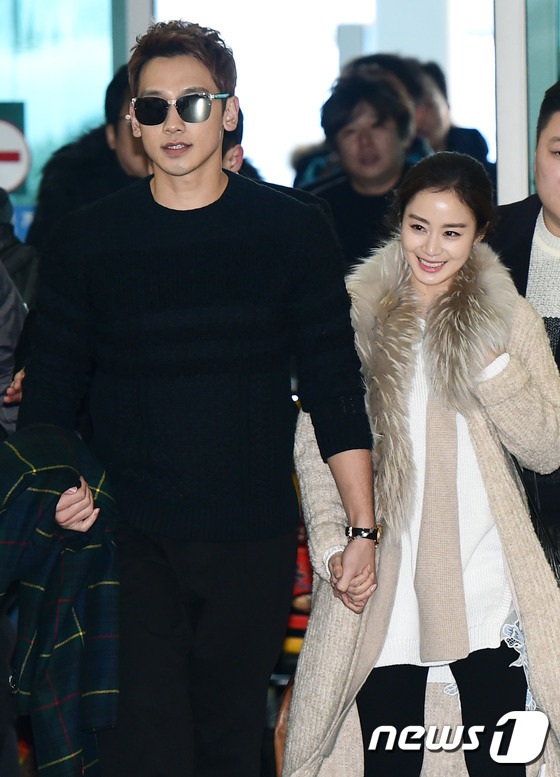 Bi (Rain) và Kim Tae Hee rạng ngời nắm tay nhau tại sân bay sau đám cưới - 7 Bi (Rain) và Kim Tae Hee rạng ngời nắm tay nhau tại sân bay sau đám cưới - 7