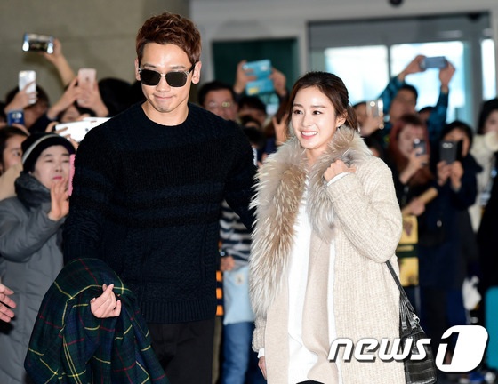 Bi (Rain) và Kim Tae Hee rạng ngời nắm tay nhau tại sân bay sau đám cưới - 6
Cặp sao hàng đầu xứ Hàn đã có một đám cưới giản dị, không tốn kém nhưng ấm áp ở nhà thờ vào ngày 19/1. Rất ít bạn bè trong làng giải trí và tuyệt nhiên không có phóng viên nào chứng kiến hôn lễ của họ.