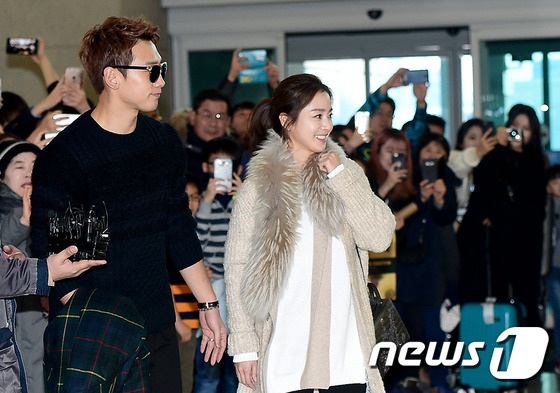 Bi (Rain) và Kim Tae Hee rạng ngời nắm tay nhau tại sân bay sau đám cưới - 5 Bi (Rain) và Kim Tae Hee rạng ngời nắm tay nhau tại sân bay sau đám cưới - 5