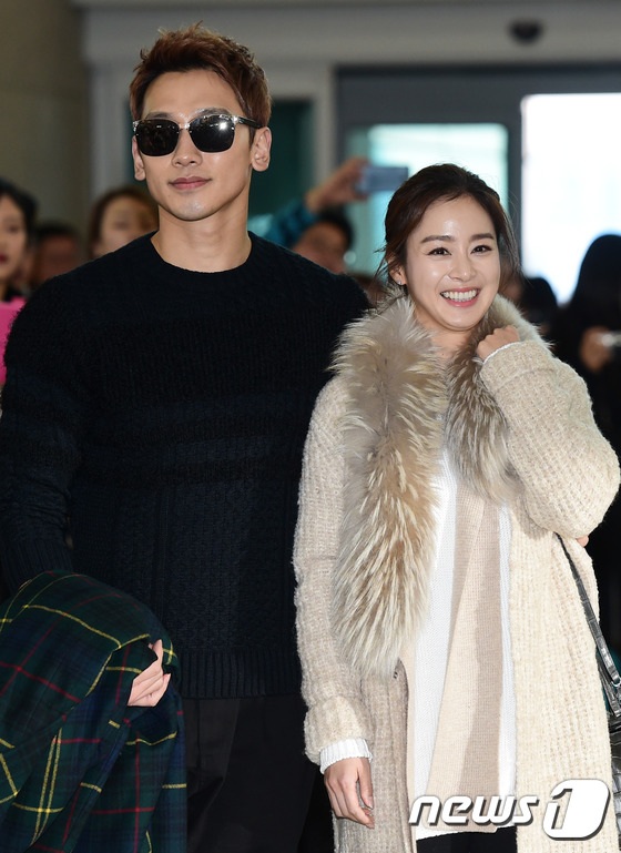 Bi (Rain) và Kim Tae Hee rạng ngời nắm tay nhau tại sân bay sau đám cưới - 3
Kim Tae Hee và Bi (Rain) bắt đầu hò hẹn từ năm 2012 sau khi hợp tác chung trong một quảng cáo. Đầu năm 2013, họ công khai tình cảm nhưng luôn giữ bí mật về mối quan hệ suốt thời gian qua.