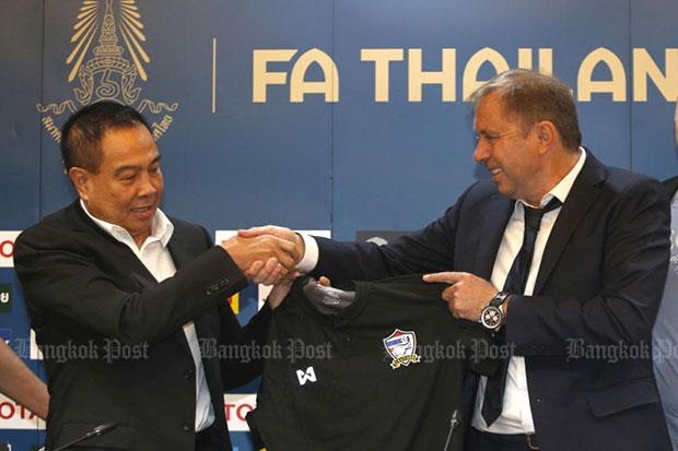 Bóng đá Thái Lan chính thức đặt mục tiêu vào World Cup 2022 - 1 HLV Rajevic (phải) ra mắt công chúng Thái Lan vào hôm nay (5/5)