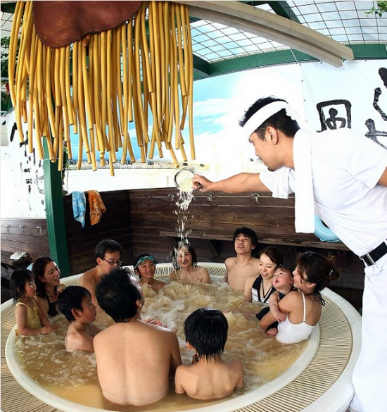 Phụ nữ trên thế giới làm đẹp bằng những kiểu tắm "lạ đời" - 1 Phụ nữ trên thế giới làm đẹp bằng những kiểu tắm "lạ đời" - 1