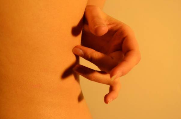 Những vết rạn trên vòng eo của vợ - 1