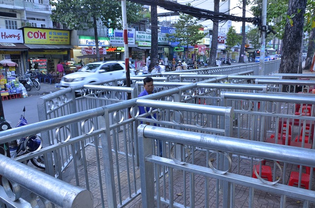 Nhằm tạo lối đi riêng cho người đi bộ, UBND phường 12, quận 5 (TPHCM) đã cho lắp đặt dải phân cách bằng thép. Tại các lối ra vào, cơ quan chức năng lắp thêm nhiều thanh chắn kiểu zích zắc khiến người dân khó chịu, rối như đang đi vào mê cung. (Ảnh: Đình Thảo)