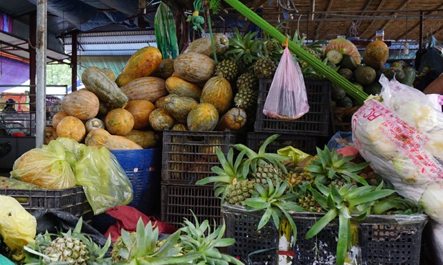Nghệ An: Mưa lũ kéo dài, giá rau xanh tăng phi mã - 3 Giá các loại củ, quả có tăng nhưng không đáng kể