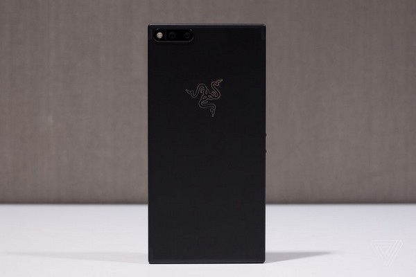 Razer ra mắt smartphone với cấu hình cực “khủng” dành cho game thủ - 3 Mặt trước và sau của Razer Phone, với mặt sau được thiết kế khá đơn giản