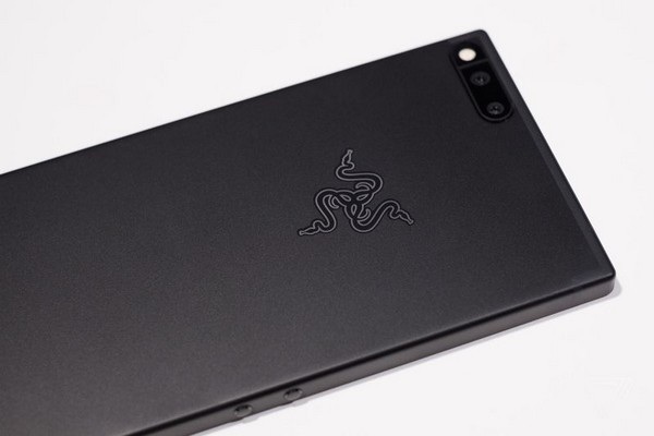 Razer ra mắt smartphone với cấu hình cực “khủng” dành cho game thủ - 6 Cụm camera kép và logo Razer ở mặt sau sản phẩm