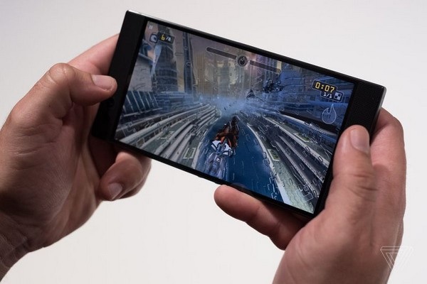 Razer ra mắt smartphone với cấu hình cực “khủng” dành cho game thủ - 8 Việc bố trí viền màn hình dày giúp cầm nắm sản phẩm khi chơi game dễ dàng hơn