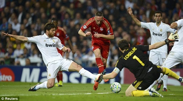 Những cuộc đối đầu kinh điển Bayern Munich-Real Madrid trong lịch sử - 5
Bán kết Champions League 2011-12, mỗi đội thắng 2-1 trên sân nhà. Real Madrid bị loại sau loạt 11m định mệnh