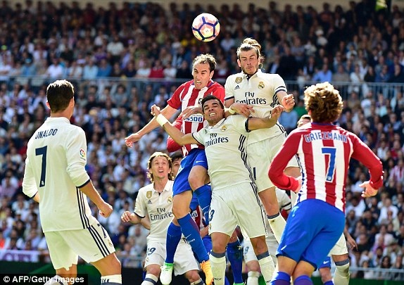 Real Madrid và Atletico bất phân thắng bại tại Bernabeu - 11
Bale đang khá mờ nhạt ở trận đấu này