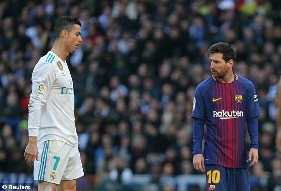 Real Madrid 0-3 Barcelona: Messi, Luis Suarez tỏa sáng - 8
Cả Messi lẫn C.Ronaldo đều đang chơi đầy nỗ lực trong trận El Clasico ngày 23/12