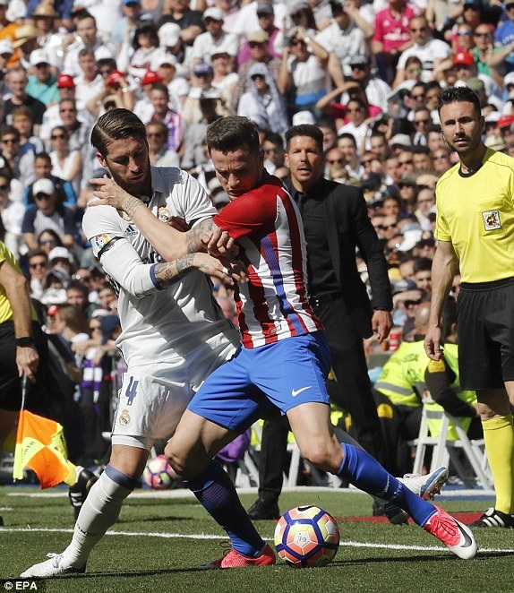 Real Madrid và Atletico bất phân thắng bại tại Bernabeu - 13
Ramos và Saul trong một pha tranh chấp