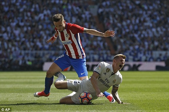 Real Madrid và Atletico bất phân thắng bại tại Bernabeu - 10
Cuộc chiến ở khu vực giữa sân khá căng thẳng